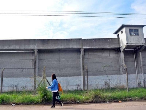 Estaba preso por intento de homicidio, le dieron libertad condicional y apuñaló a su hermano en La Plata