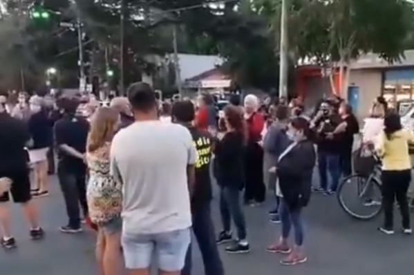 Cansados de la inseguridad y la delincuencia, vecinos de Villa Elisa salieron a las calles