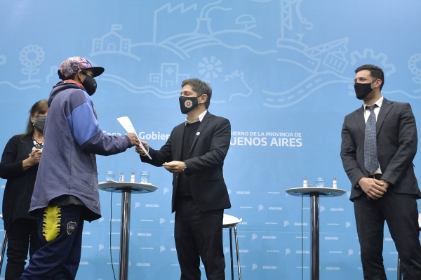 Axel Kicillof presentó el programa "Mi identidad, mi derecho" y entregó certificados de nacimiento en La Plata