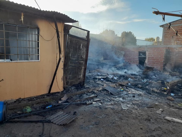 Necesitan ayuda para unos vecinos platenses a los que se les quem&oacute; la casa