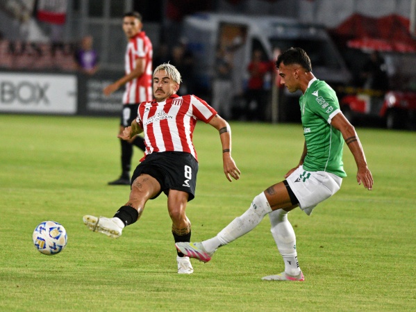 Con un penal polémico Estudiantes derrotó a Banfield, sigue invicto y ahora es puntero