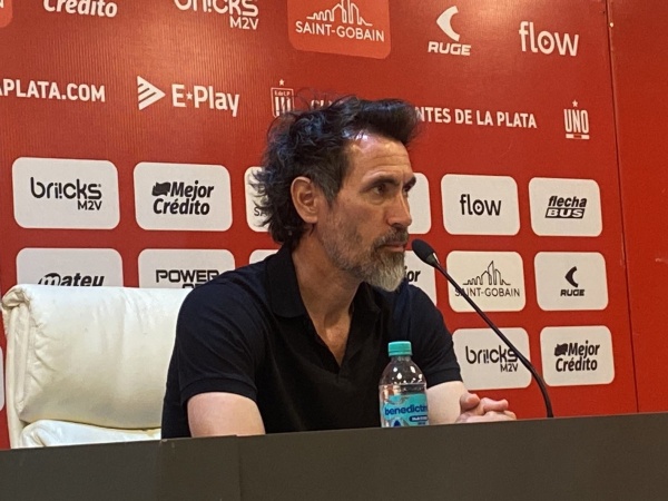 Domínguez expuso al plantel tras la derrota ante Boca y liquidó a un futbolista albirrojo