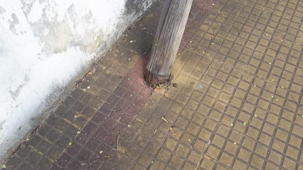 Un poste del tendido el&eacute;ctrico est&aacute; a punto de caerse en calle 48