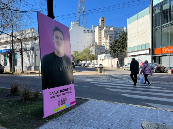 Banners ilegales de los políticos en las ramblas platenses, mientras comerciantes pagan canon y serían multados por hacerlo