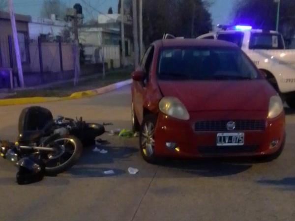 Un motociclista impactó contra un auto y fue trasladado al hospital de Ensenada