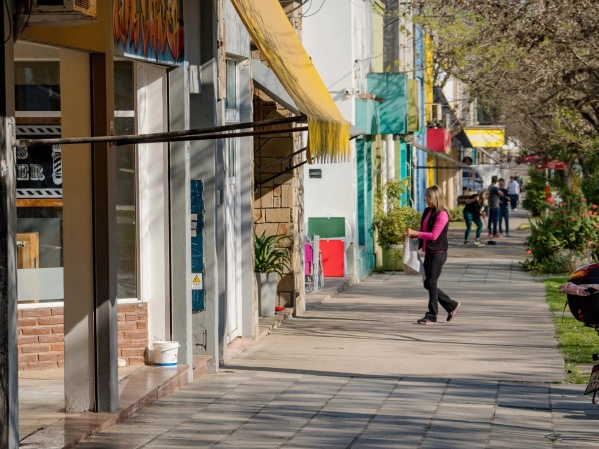 Terror en Villa Elisa: robó un comercio a punta de cuchillo y escapó