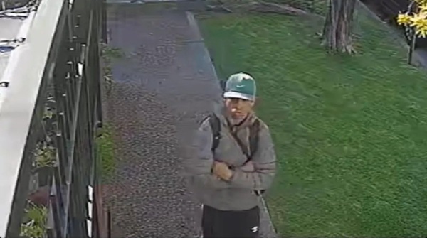 Vecinos de Villa Elvira en alerta por un delincuente que lleva robando dos d&iacute;as seguidos: Fue grabado por las c&aacute;maras