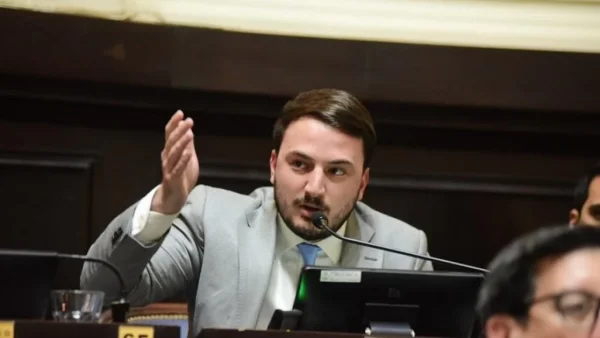 Un diputado libertario llam&oacute; a Uruguay "provincia nuestra" tras un cruce con el cantante de No Te Va Gustar