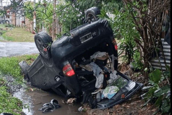 Cuatro personas hu&iacute;an en La Plata terminaron detenidas tras volcar