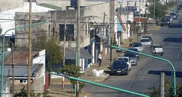 En Ensenada un hombre se durmi&oacute; al volante, choc&oacute; contra autos estacionados y termin&oacute; herido