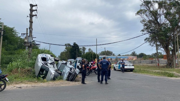 Dos camionetas chocaron en Los Hornos y una termin&oacute; arriba de la otra