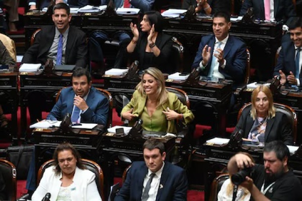 Milei logr&oacute; aprobar la reforma laboral en Diputados pero vuelve al Senado para convalidar los cambios aplicados