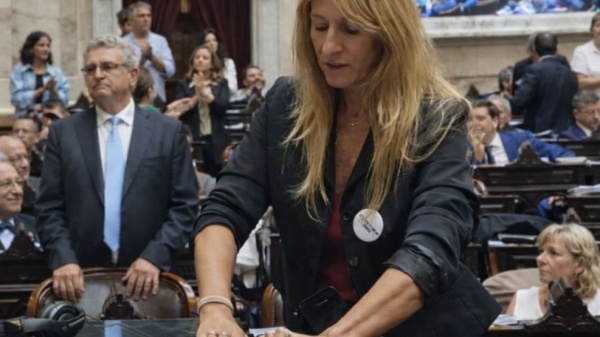 La Libertad Avanza buscar&aacute; la expulsi&oacute;n de la diputada Carignano tras el &ldquo;esc&aacute;ndalo&rdquo; de los micr&oacute;fonos en la sesi&oacute;n