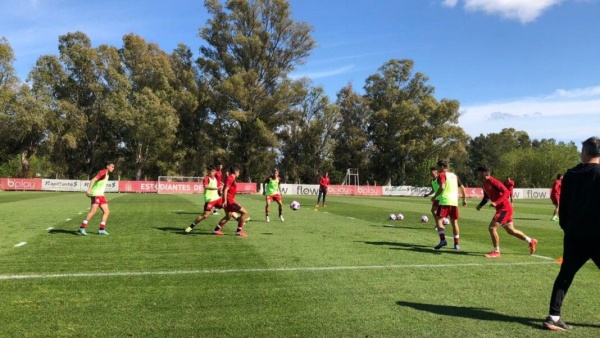 Trabaj&oacute; con Dom&iacute;nguez, jug&oacute; cl&aacute;sicos y destac&oacute; la virtud del Pincha: "Rescato el coraz&oacute;n, la entrega y la identificaci&oacute;n"