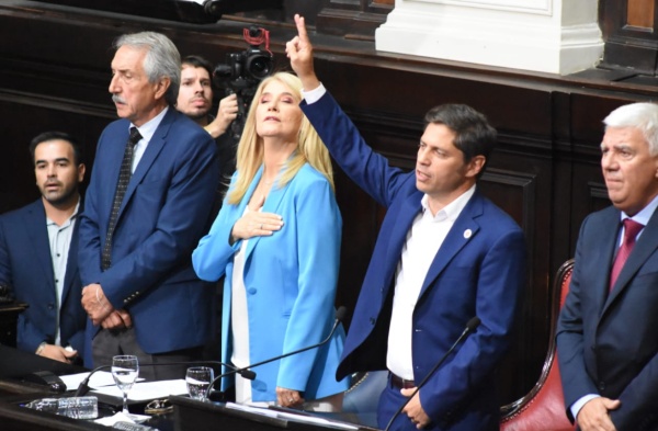 Una encuesta pronostic&oacute; que Kicillof le saca ventaja a Milei en un posible escenario mano a mano en el conurbano