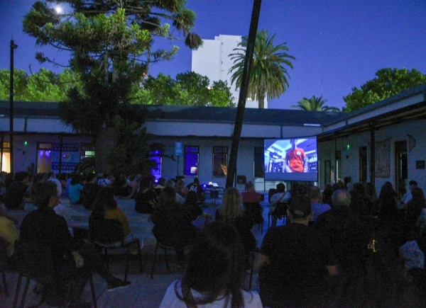Cine gratuito en La Plata durante febrero: barrios, plazas y centros culturales