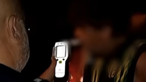 Inspectores de tr&aacute;nsito pararon a un hombre completamente borracho manejando en zig zag por Ruta 11