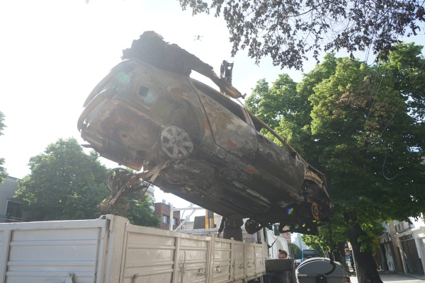 Removieron m&aacute;s autos abandonados y quemados en La Plata
