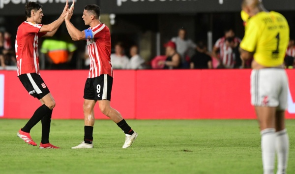 Debut&oacute; como titular, fue una de las figuras y sentenci&oacute;: "Un orgullo poder ..."