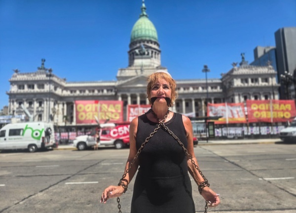 Nancy Pazos se encaden&oacute; frente al Congreso por la derogaci&oacute;n del Estatuto del Periodista