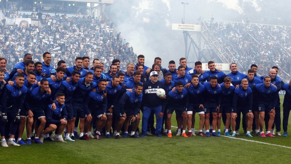 Con la bendici&oacute;n de D10s: Un exfutbolista de Gimnasia fue presentado con un video de Maradona en su nuevo club