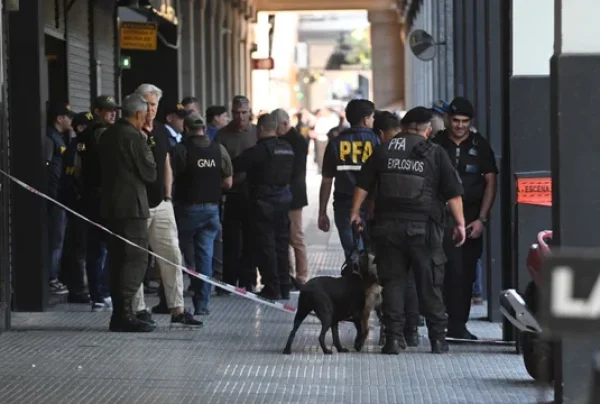 Tres personas heridas tras la explosi&oacute;n de una carta bomba en la Escuela Superior de Gendarmer&iacute;a