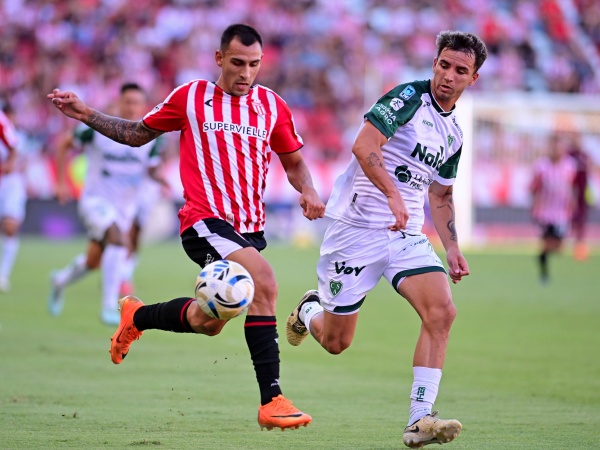 Eduardo se fue feliz: con gol de su jugador fetiche, Estudiantes venci&oacute; a Sarmiento y es l&iacute;der en su zona
