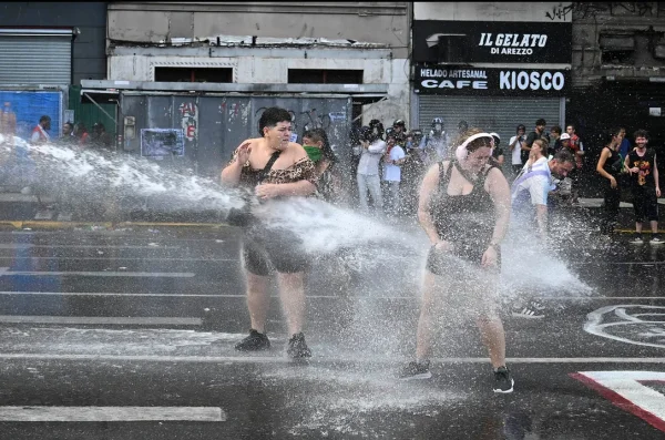 Hubo incidentes en el Congreso: la Polic&iacute;a reprimi&oacute; a los manifestantes con camiones hidrantes