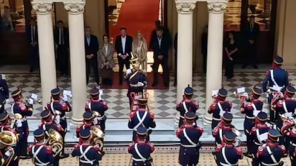 Los Granaderos de Casa Rosada le tocaron m&uacute;sica de ABBA a Karina Milei por su cumplea&ntilde;os
