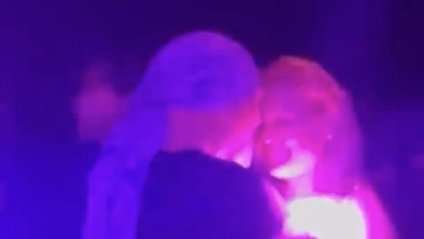 Alfa a los besos con la madre de Tomy de Gran Hermano