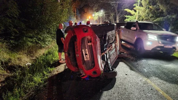 Una joven polic&iacute;a perdi&oacute; el control de su auto y volc&oacute; en la localidad platense de Parque Sicardi