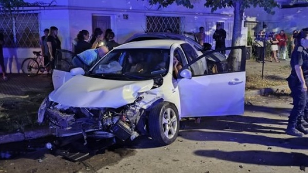 Una impresionante persecuci&oacute;n policial termin&oacute; en un choque en el barrio norte platense