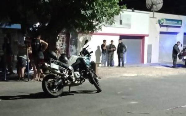 Dos motochorros armados robaron un kiosco en La Plata