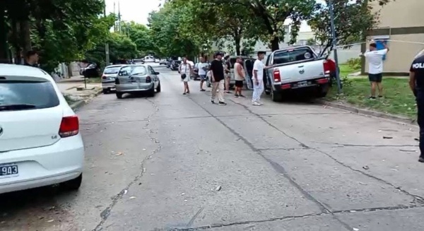 Impactante choque m&uacute;ltiple en un barrio platense que incluy&oacute; 6 autos