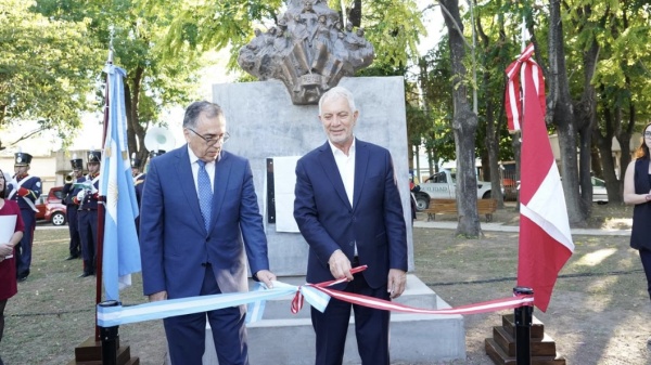 Alak inaugur&oacute; un monumento a San Mart&iacute;n en la plaza de 121 y 64