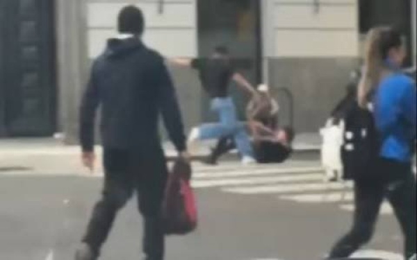 Otra vez descontrol en el centro platense con pi&ntilde;as, patadas y corridas
