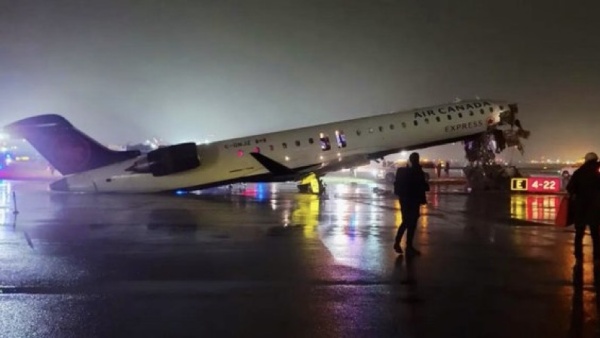 Un avi&oacute;n de Air Canada choc&oacute; con un cami&oacute;n de bomberos en Nueva York: