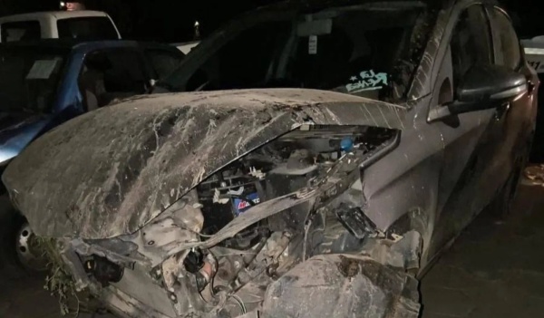 Escapaban en un auto robado en La Plata y cayeron a un zanj&oacute;n tras una persecuci&oacute;n