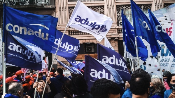 Se extienden los paros en la Universidad Nacional de La Plata por mejoras salariales