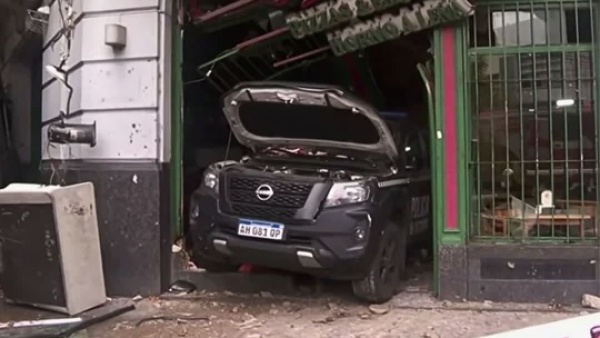 Un patrullero termin&oacute; incrustado en una pizzer&iacute;a