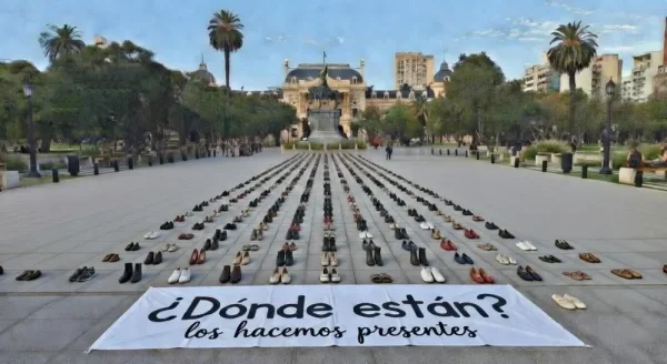 Masiva manifestaci&oacute;n en La Plata a 50 a&ntilde;os de la &uacute;ltima dictadura