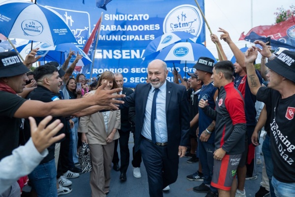 Ensenada: Una multitud recibi&oacute; a Secco en el inicio de sesiones legislativas, a diferencia de otras localidades de la regi&oacute;n