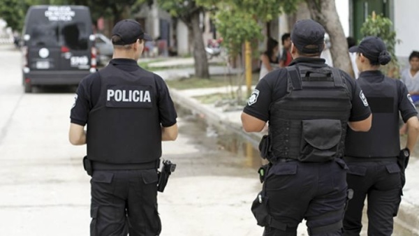 Denuncian a polic&iacute;as de La Plata por robar dinero en un operativo