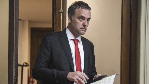 Citaron a declarar a la escribana que certific&oacute; la compra del departamento de Adorni