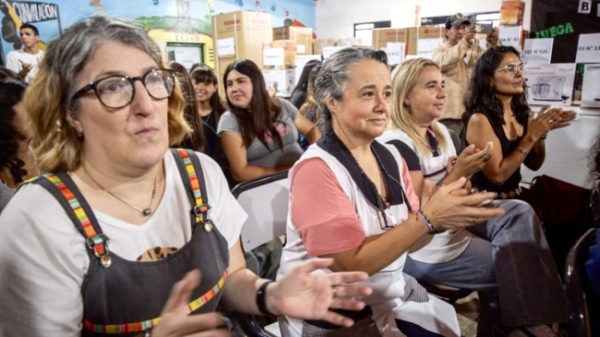 El gobierno de Kicillof entreg&oacute; equipamiento para 15 escuelas en La Plata
