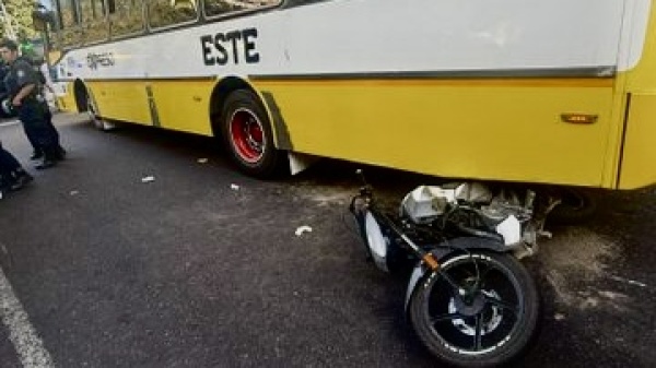 Un colectivo atropell&oacute; a un motociclista en el centro platense