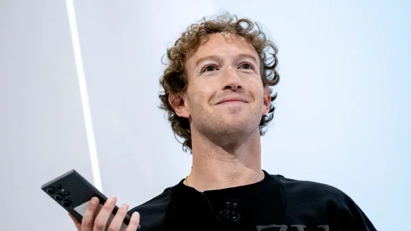 Zuckerberg: &ldquo;Antes abr&iacute;as tu tel&eacute;fono para ver qu&eacute; estaban haciendo tus amigos y ahora para ver a desconocidos&rdquo;