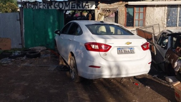 Cay&oacute; un desarmadero en La Plata: usaban una gomer&iacute;a como fachada y hay un menor detenido
