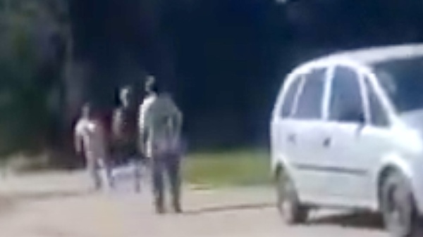 Tensi&oacute;n en Los Hornos: vecinos denuncian a una familia conflictiva, hubo fierros, un auto y un herido