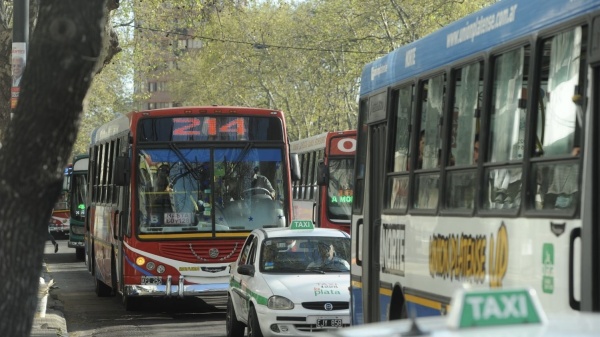 Colectivos en el AMBA Y La Plata: c&aacute;maras empresarias se declararon en emergencia y advierten por m&aacute;s cortes de servicio